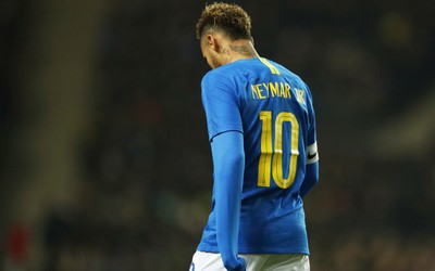 米兰电竞精华-内马尔与库蒂尼奥庆祝