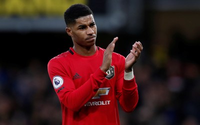 米兰电竞评论-阿尔巴尼亚队球员跪地长啸